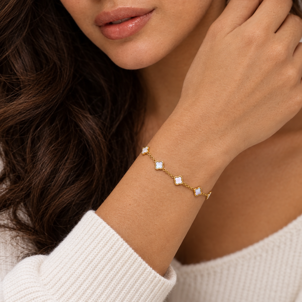 Leni Mini Pearl Clover Bracelet — close-up