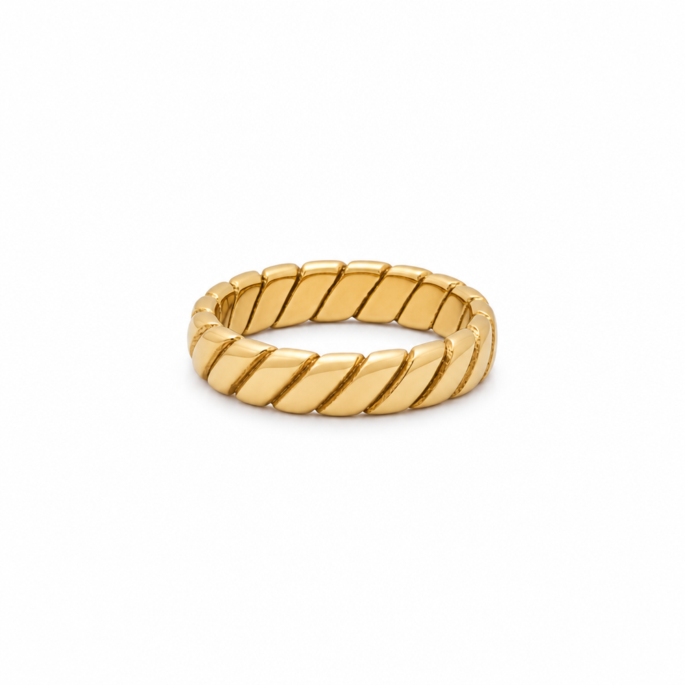 Shea Bold Twist Ring — white background